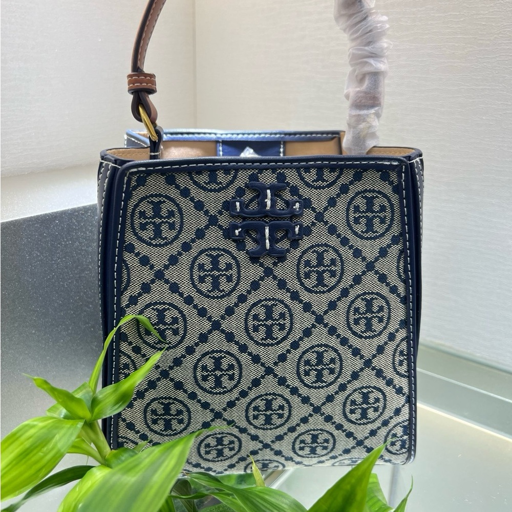 Tory Burch Navy and Beige Crossbody Bag - Picture 2 of 6